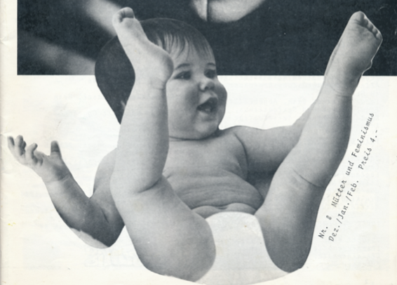 Ausschnitt eines Zeitungsfotos in Schwarz Weiss auf dem ein Babi in Windeln auf dem Rücken liegend die Beine in nach oben strekt. daneben steht: "Nr. 8 Mütter und Feminismus Dez./ Jan./ eb. Preis 4.-"